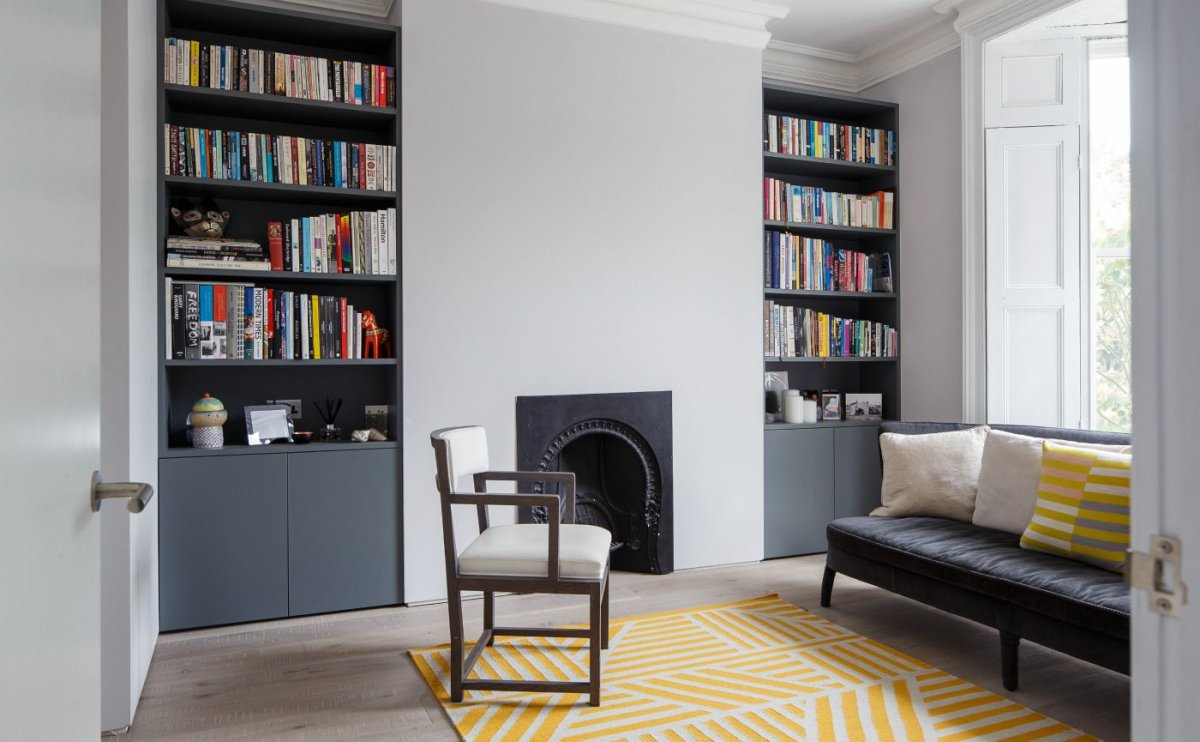 Стеллаж встроенный в стену