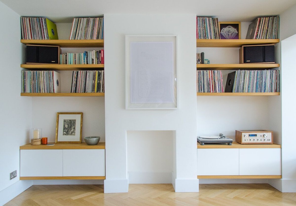 Встроенные полки в гостиной