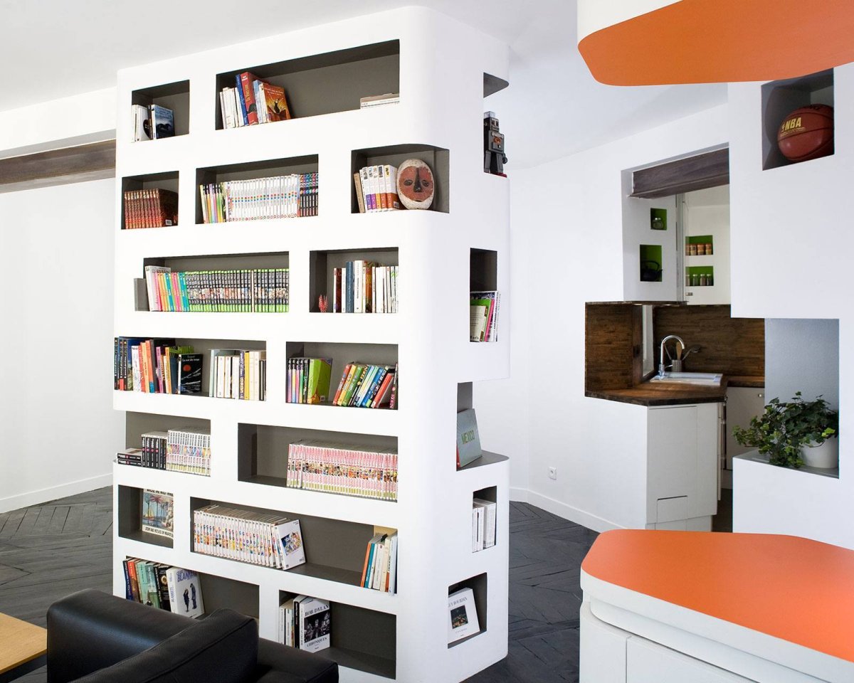 Стеллаж встроенный в стену