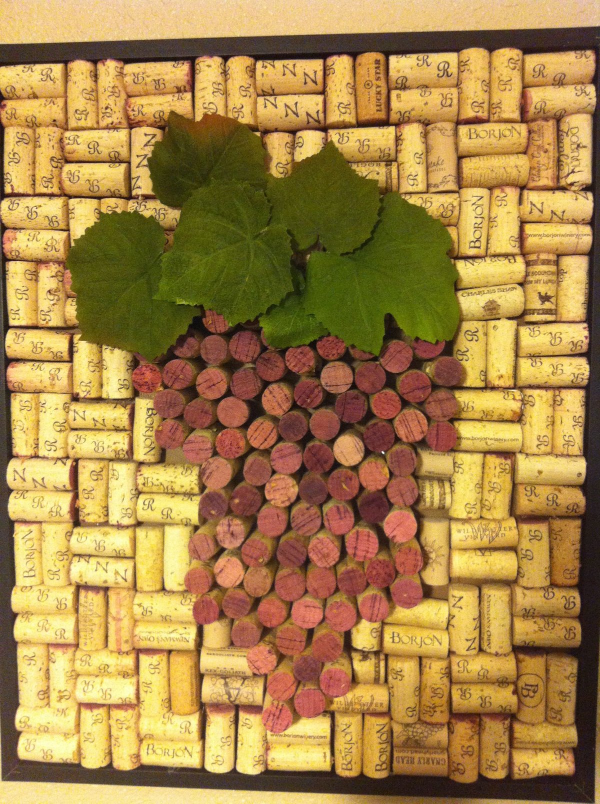 Декоративная рамка из винных пробок