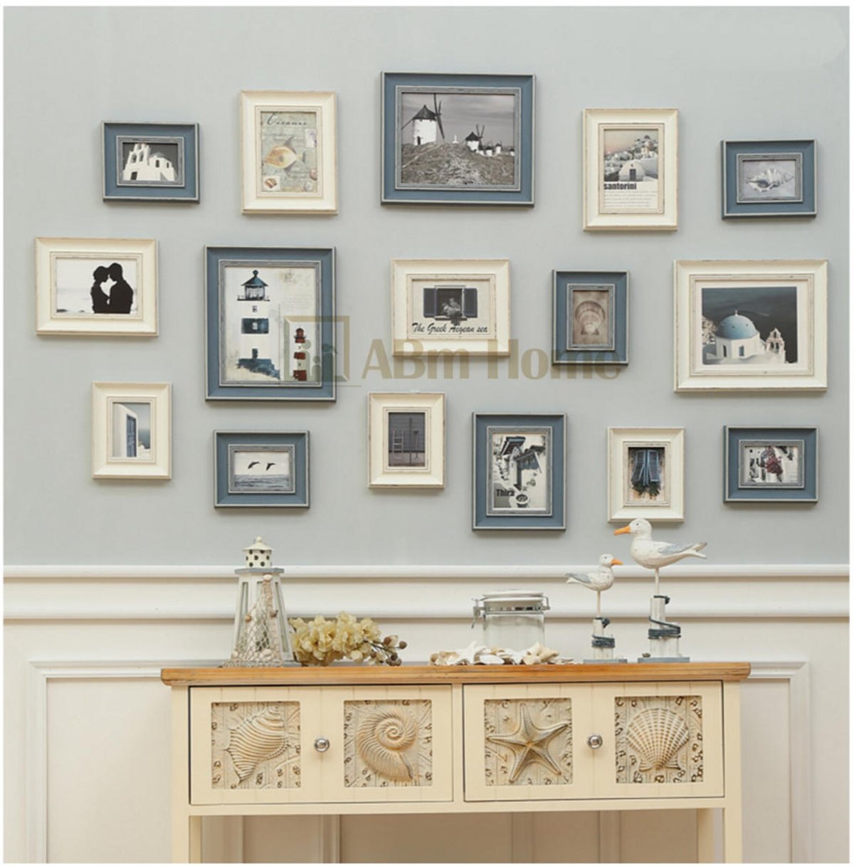 Композиция из фоторамок на стену