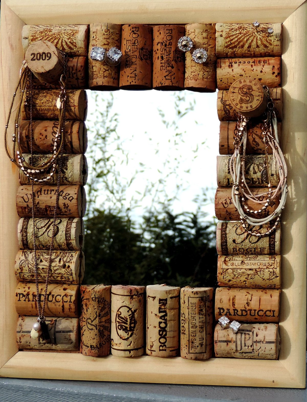 Украшение из пробок от бутылок вина