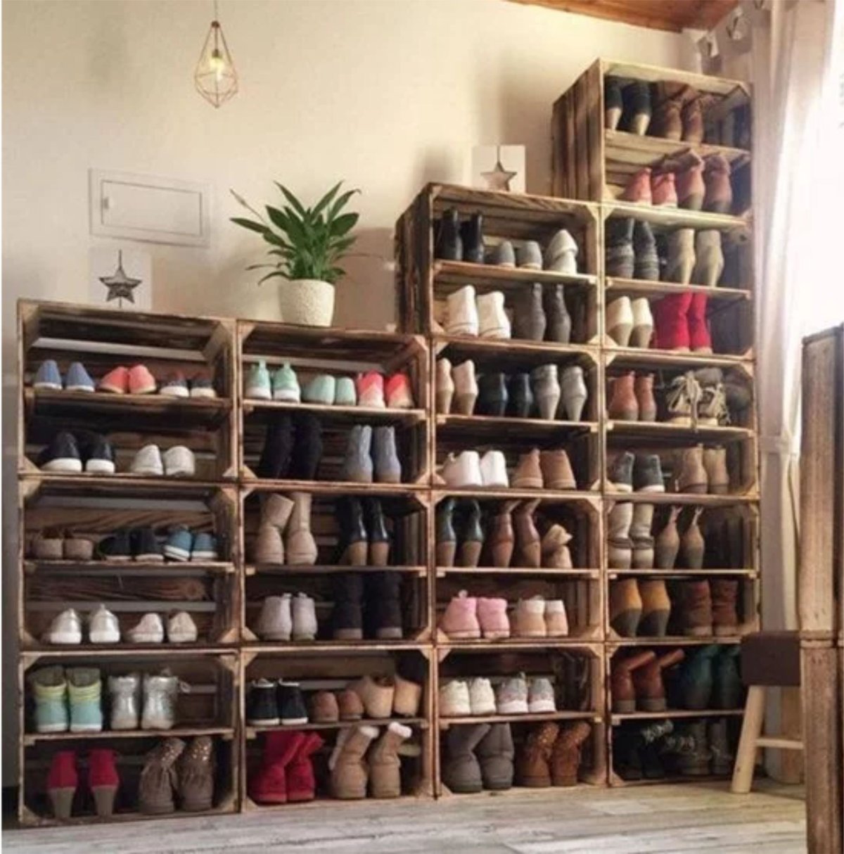 Книжный шкаф из деревянных ящиков