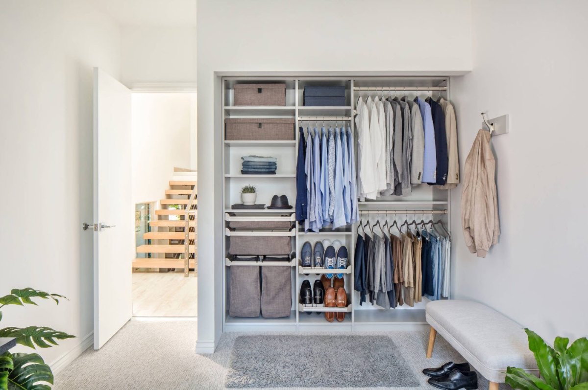 Маленький гардеробный шкаф