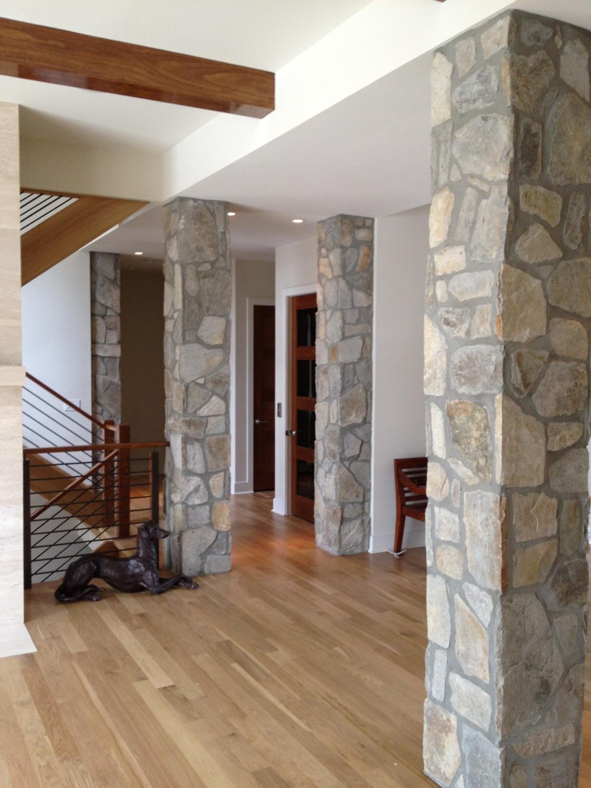 Отделка колонн камнем