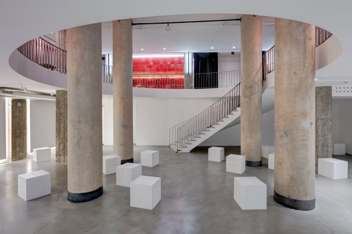 Металлические колонны в интерьере