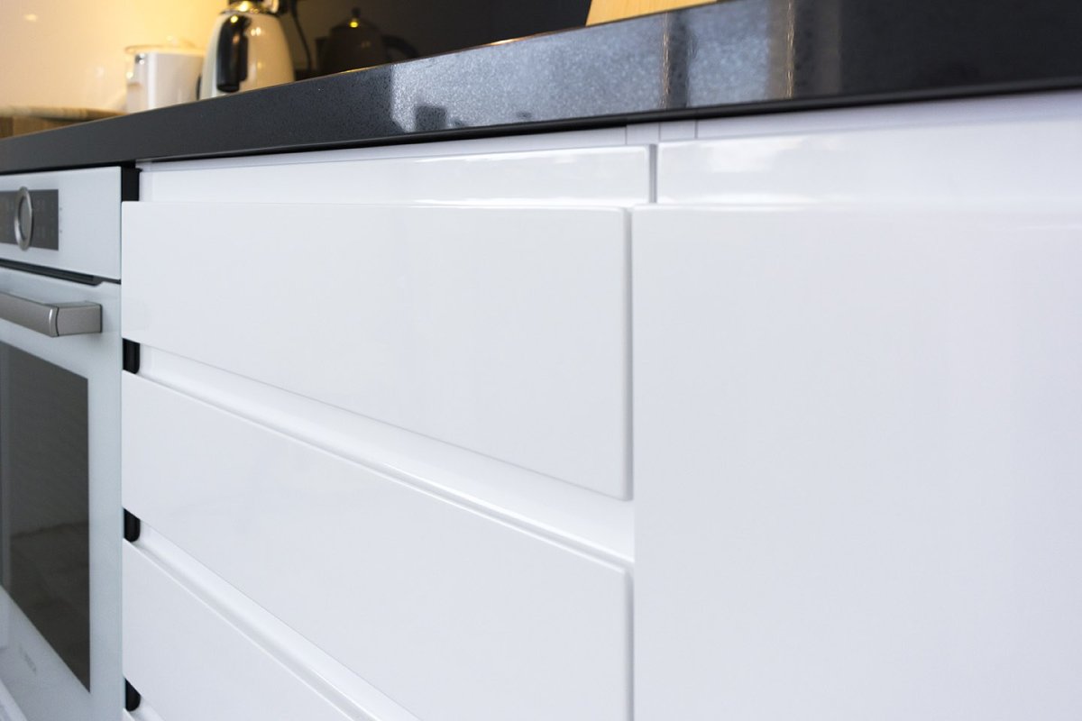 Кухня белый глянец фасады АГТ