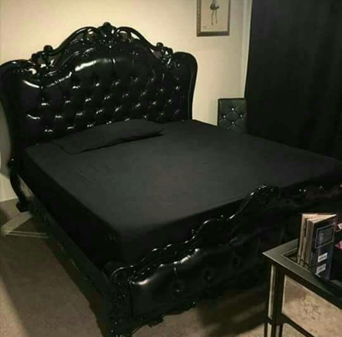 Черная Готическая кровать