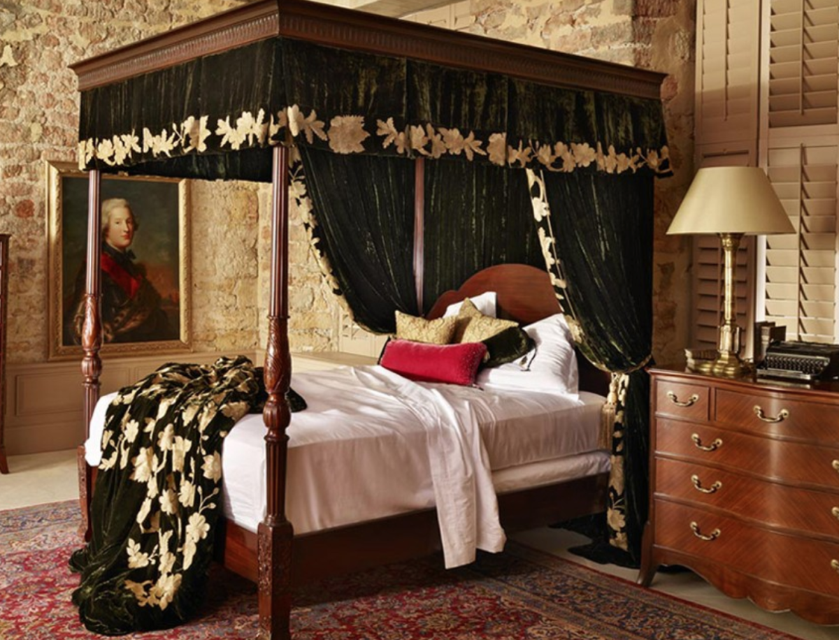 Кровать с навесом в готическом стиле