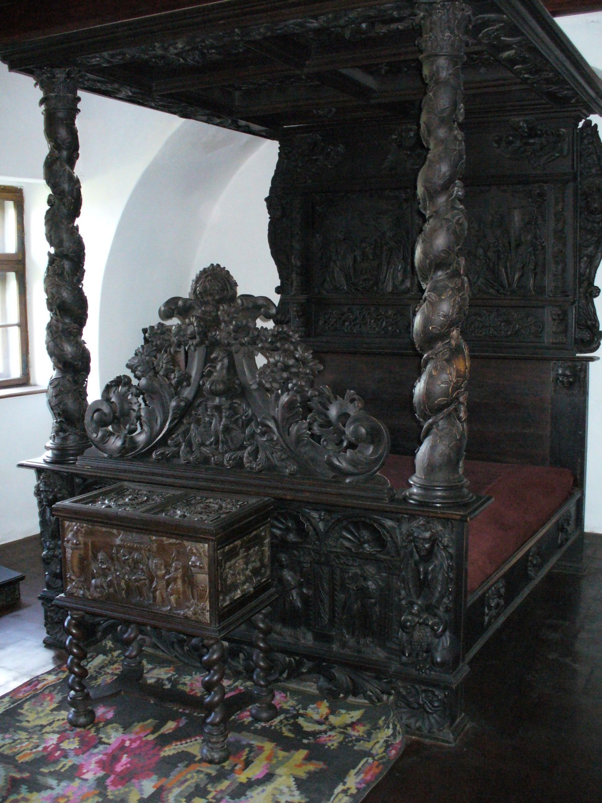 Кровать замок