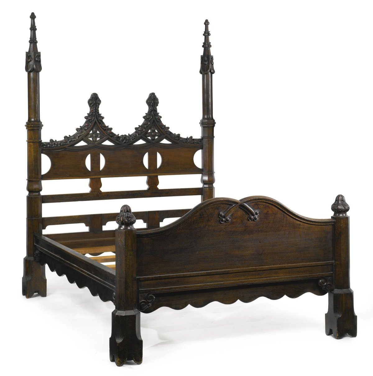 Кровать в готическом стиле