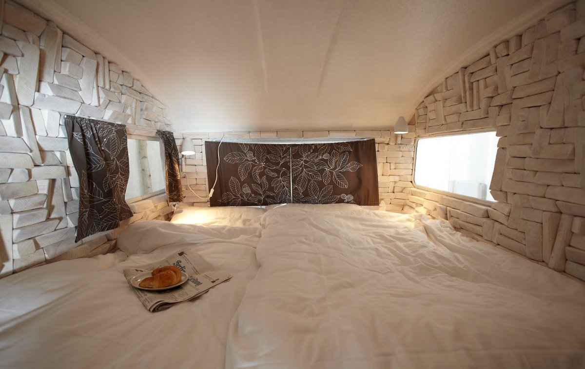 Кровать на возвышенности в комнате