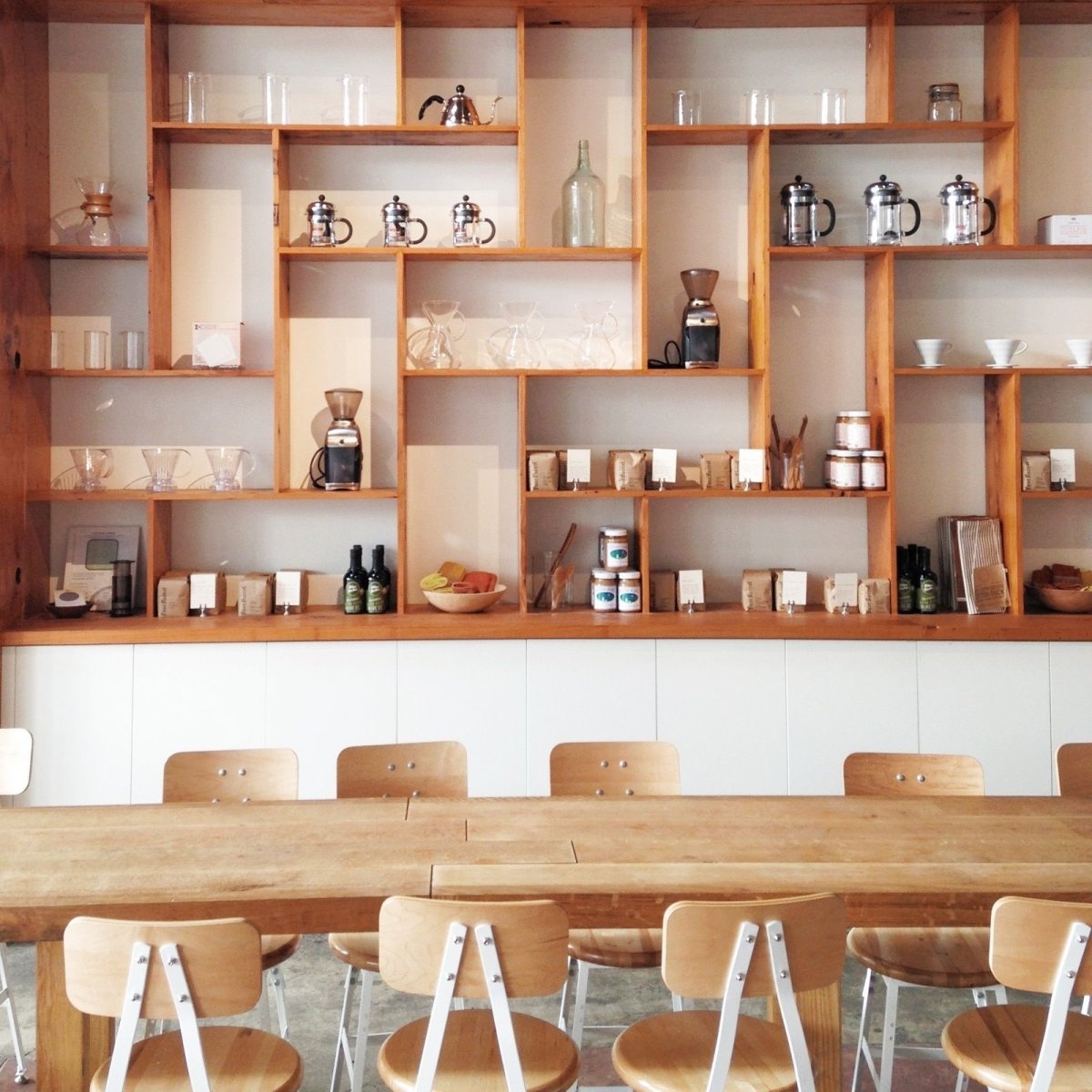 Полки в кофейне
