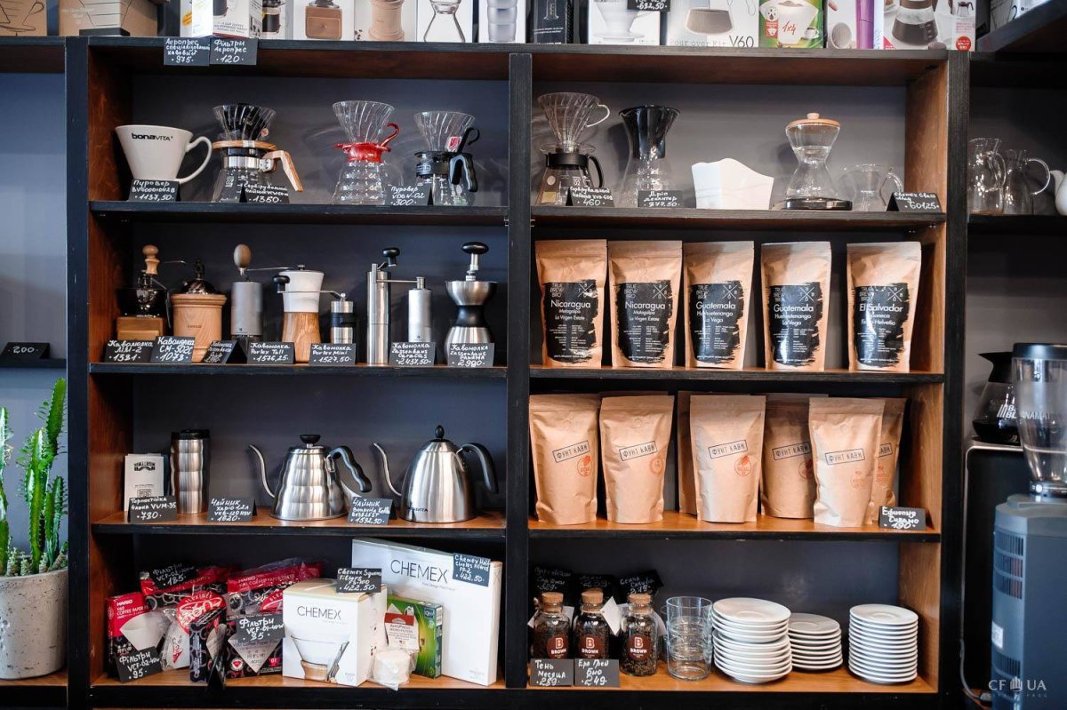 Декор полок в ресторане