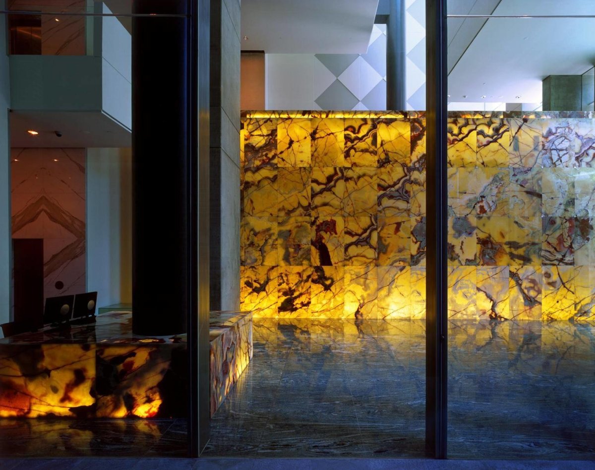 Оникс камень на камине