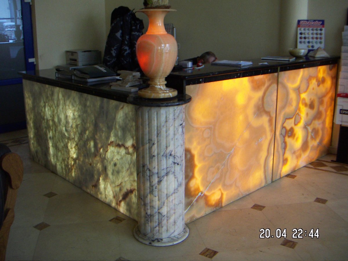 Оникс в интерьере гостиной