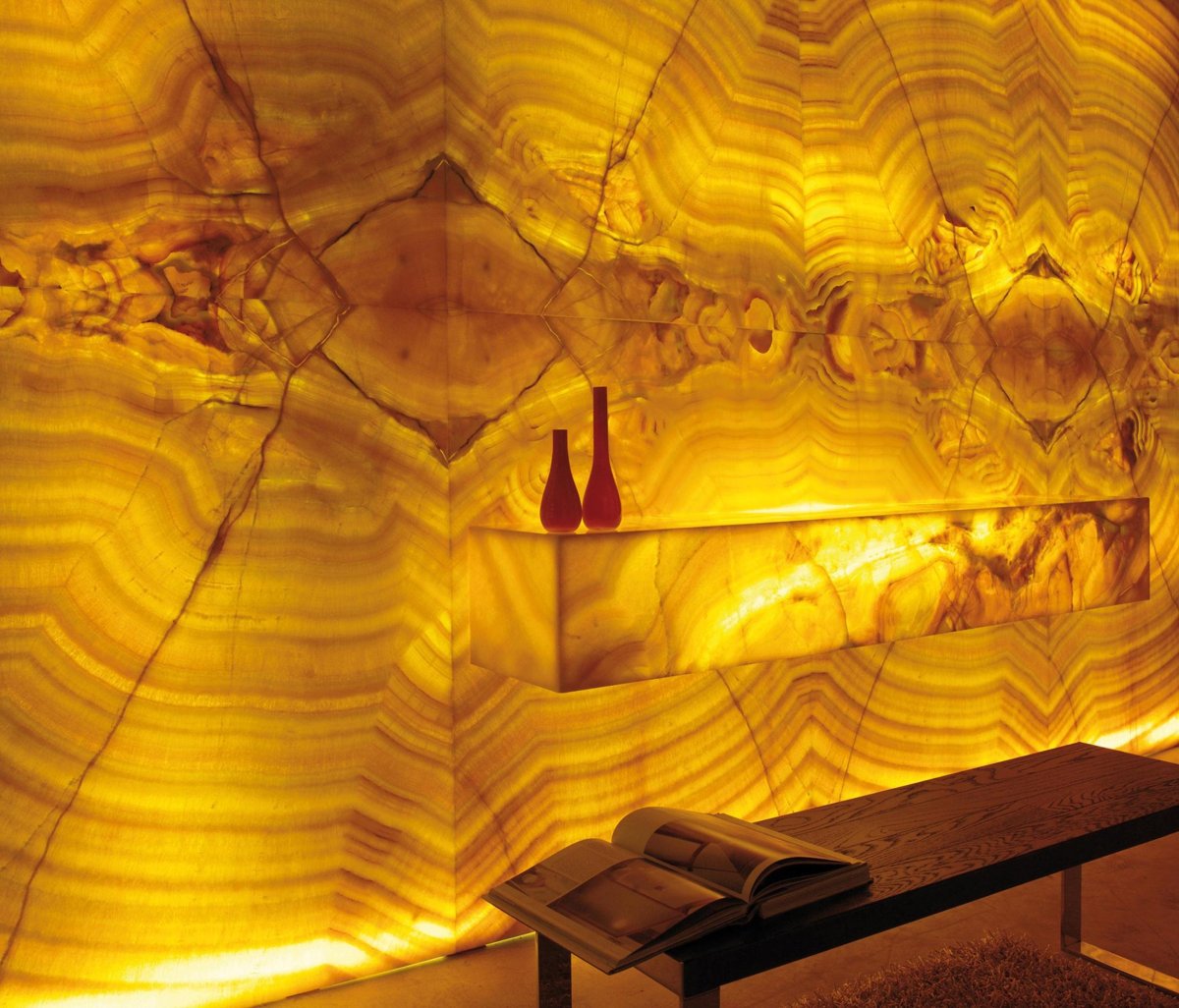 Панно из оникса с подсветкой в интерьере