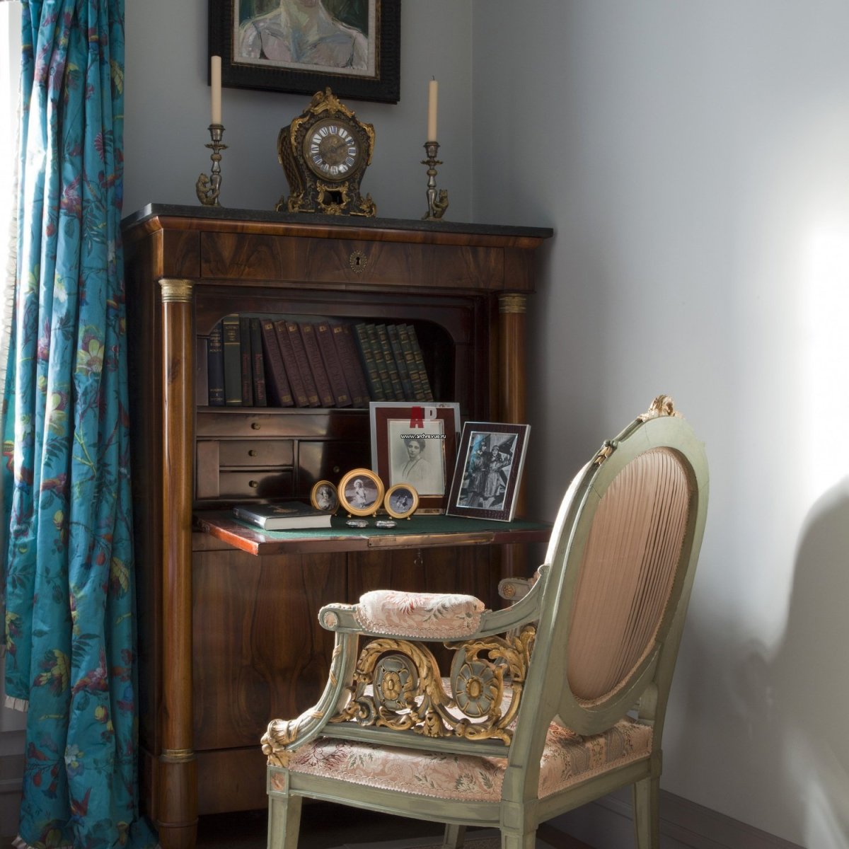 Антикварный буфет в современном интерьере