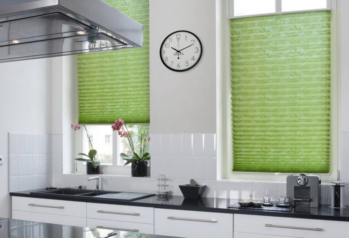 Красные жалюзи в интерьере