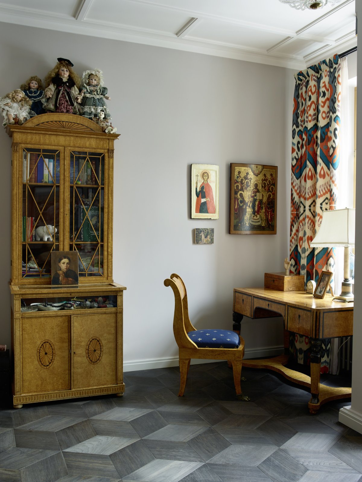 Антикварная мебель в интерьере Хай тек