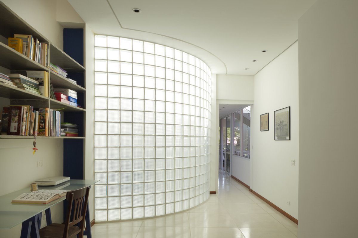 Барная стойка из стеклоблоков