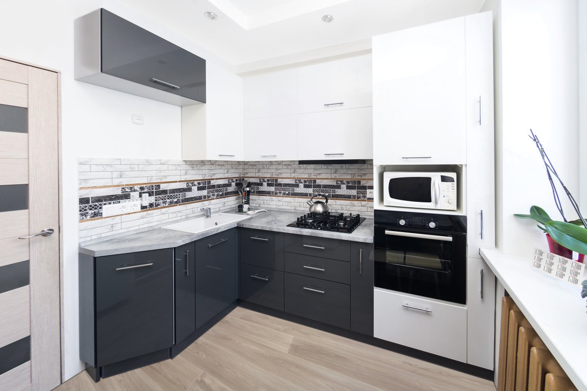 Кухня с белым низом