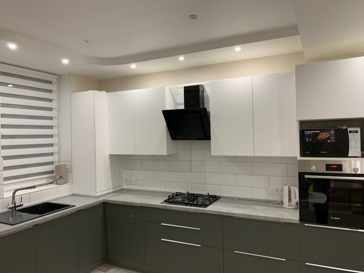 Кухня темный низ светлый верх