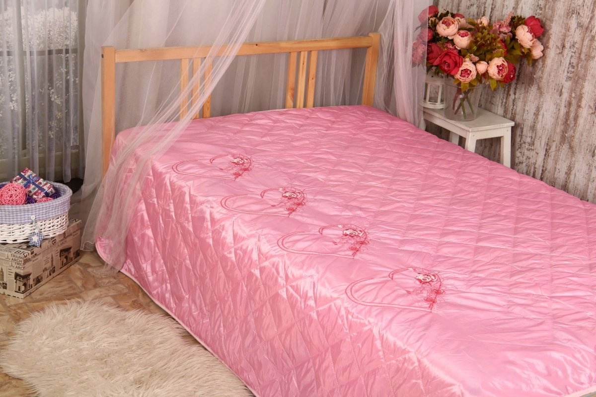 Чехол покрывало на кровать Universal розовый