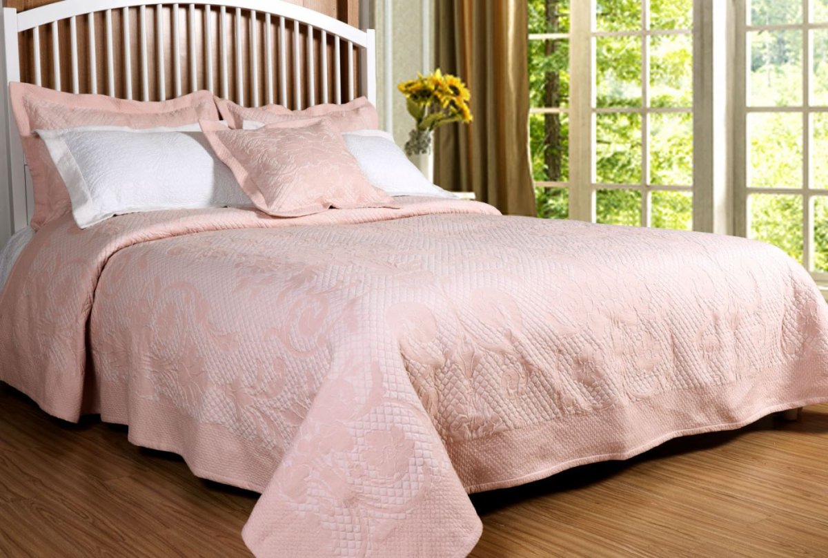 Плед на кровати в интерьере