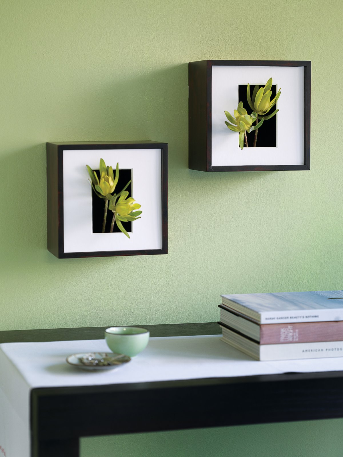 Декор в рамке на стене растения