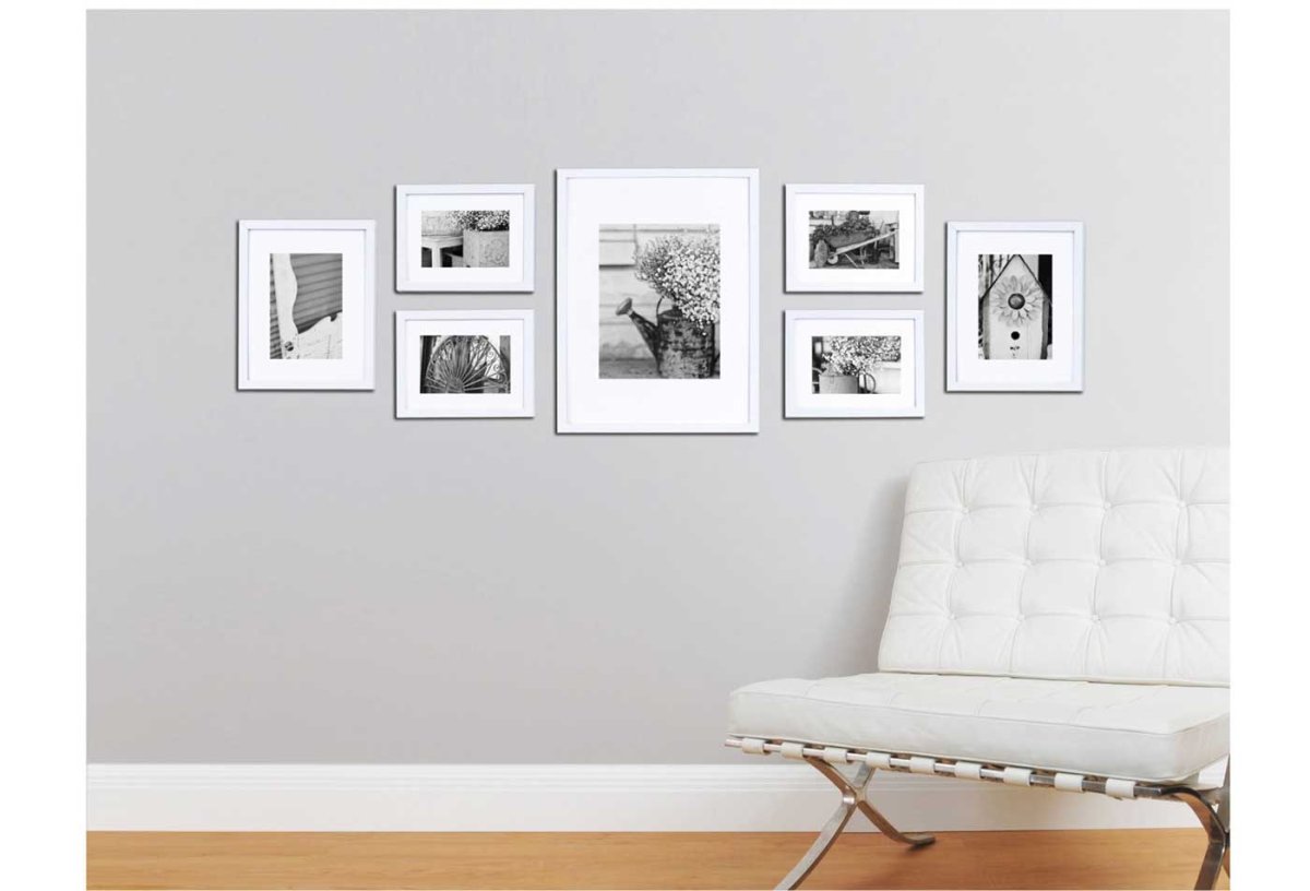 Белая рамка на стене