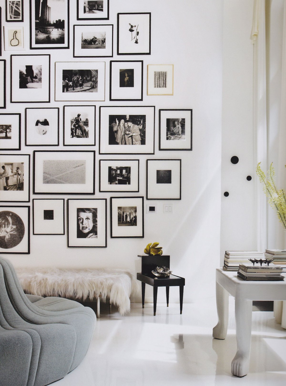 Белые рамки на белой стене