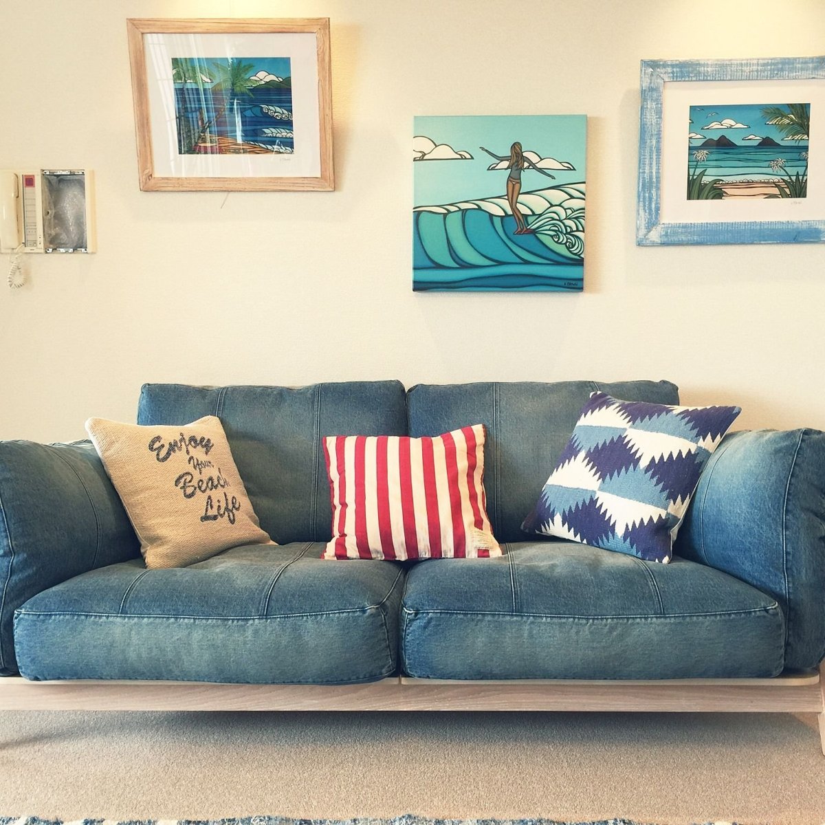 Джинсовый диван в интерьере гостиной