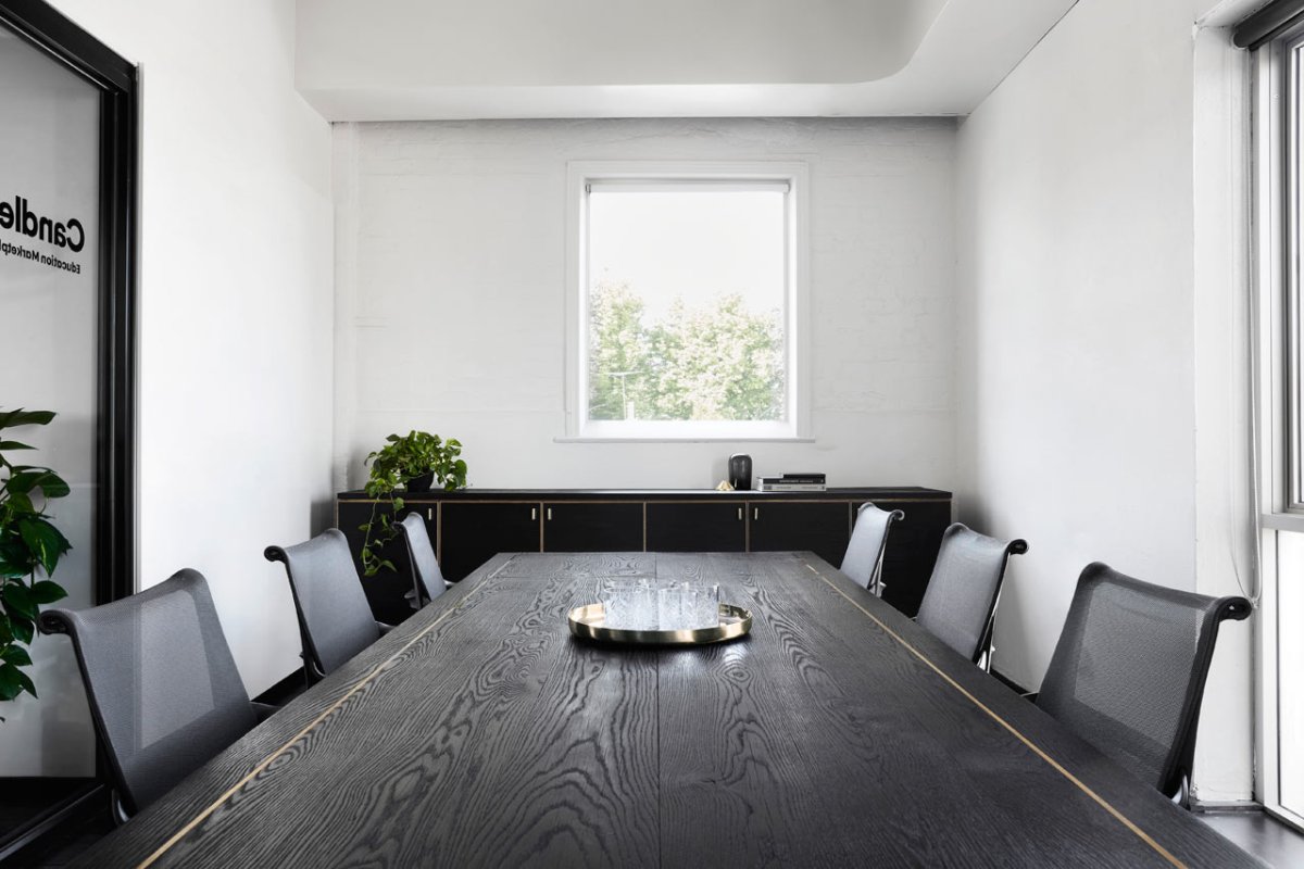 Серые стены в офисе