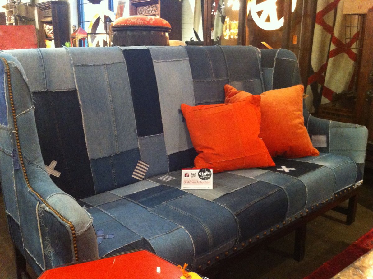 Джинсовый диван в интерьере