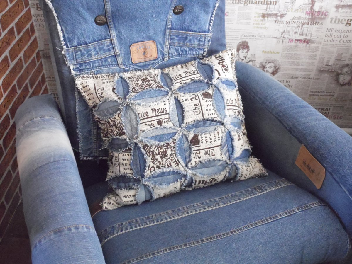 Диван из джинсовой ткани