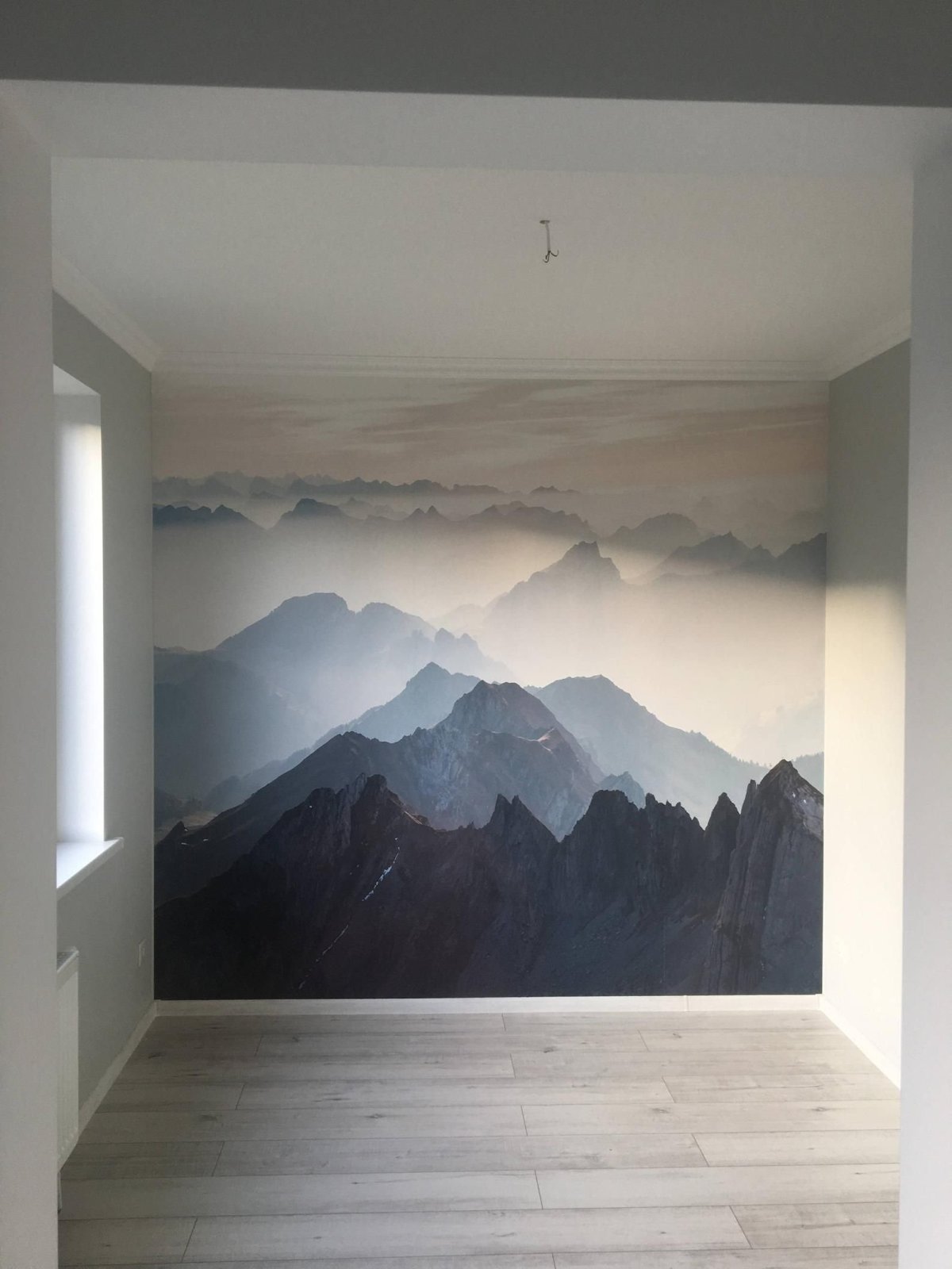 Фреска горы на стене