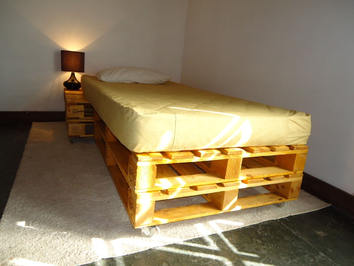 Кровать из палеток на даче