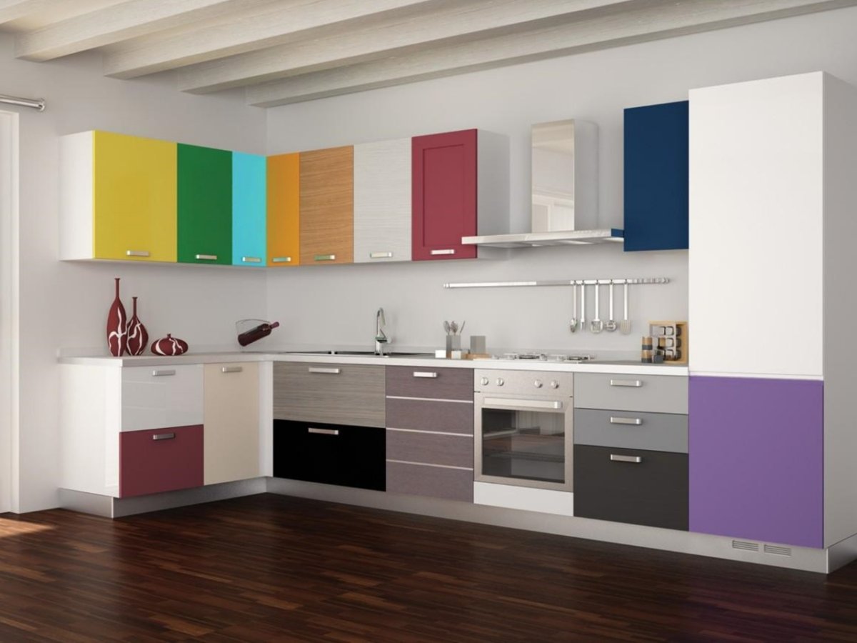 Разноцветный кухонный гарнитур