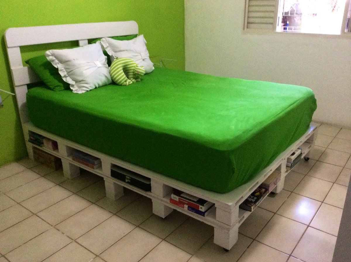 Парящая кровать из поддонов