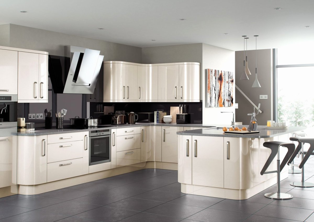 Интерьер кухни с оранжевым гарнитуром