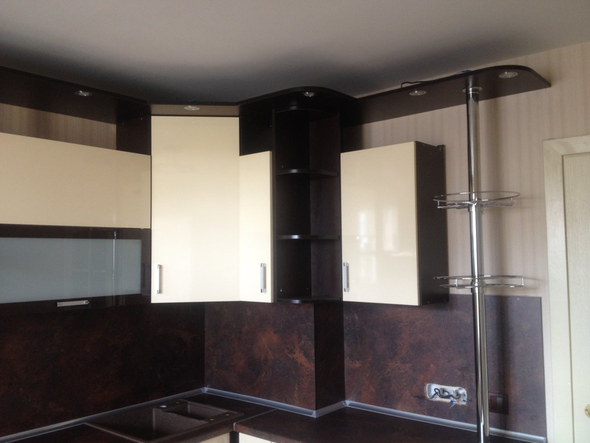 Трехуровневая кухня угловая