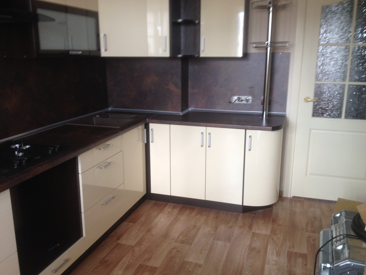 Многоуровневые кухни угловые