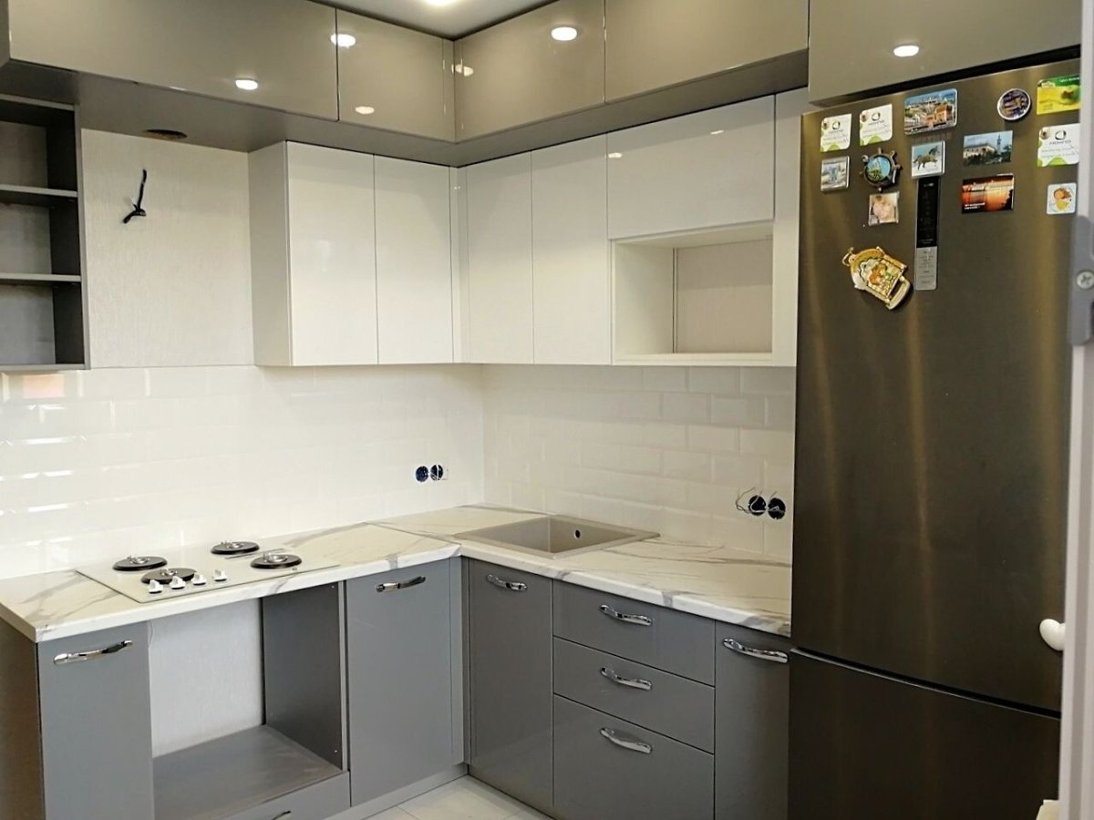 Бежевая трехуровневая кухня