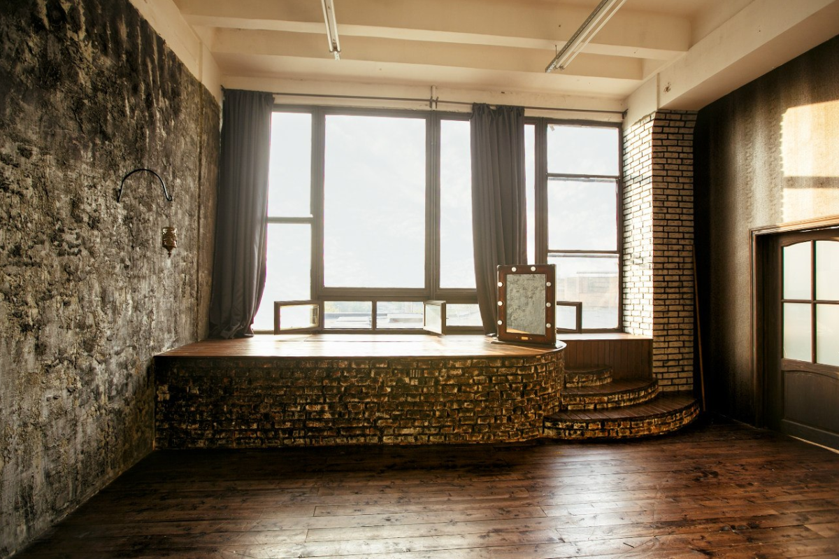 Фотостудия с большими окнами