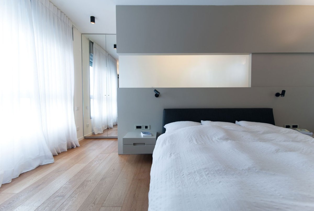 Гардеробная за изголовьем кровати