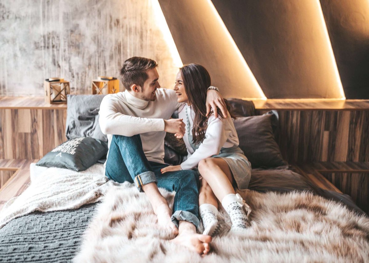 Фотосессия пары на диване в студии