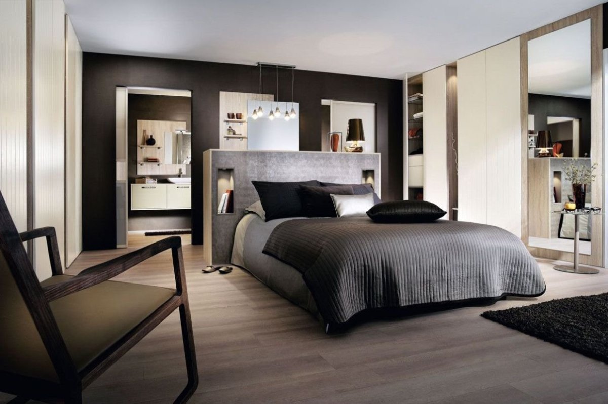 Гардеробная за изголовьем кровати