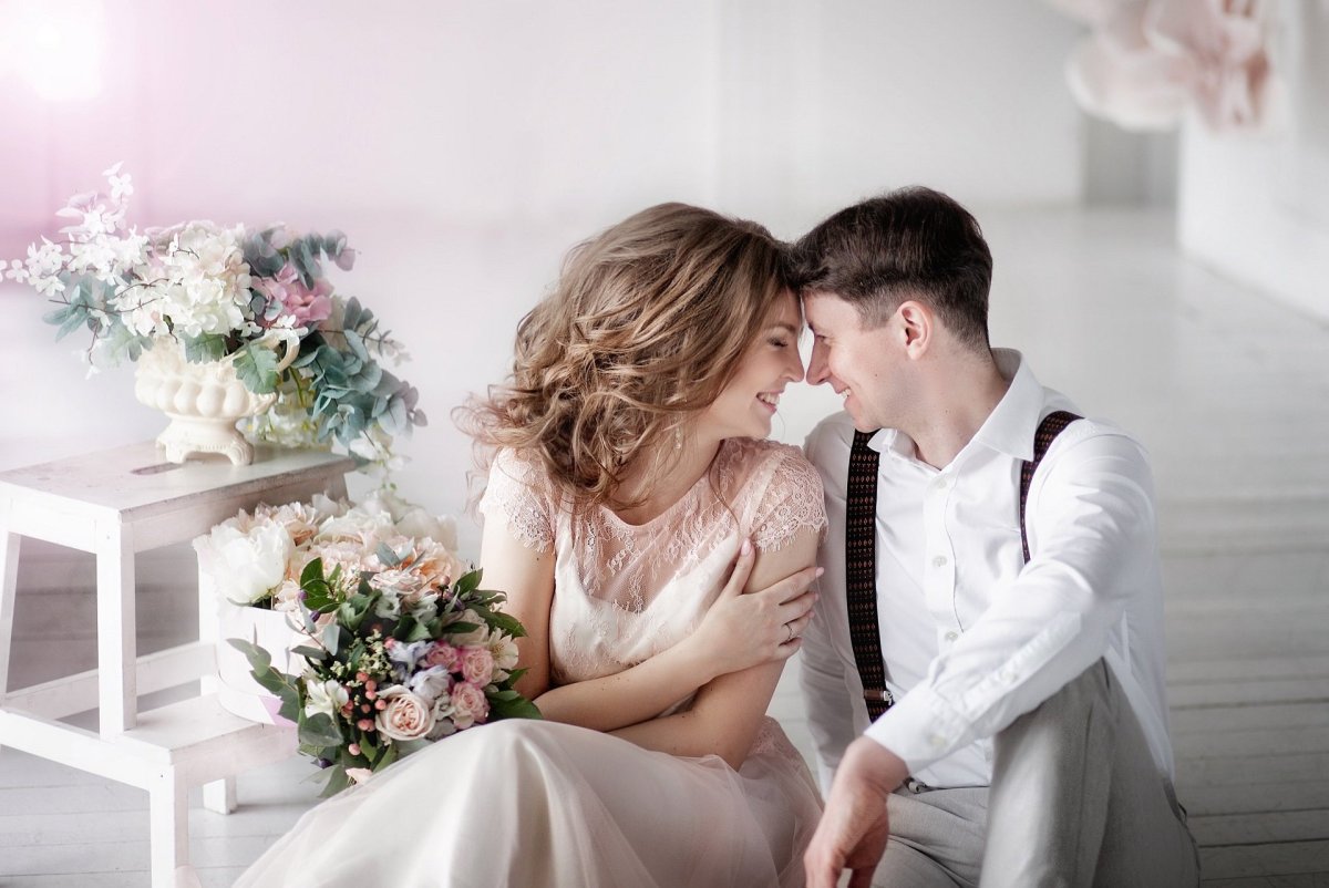 Идеи для фотосессии в студии для пары