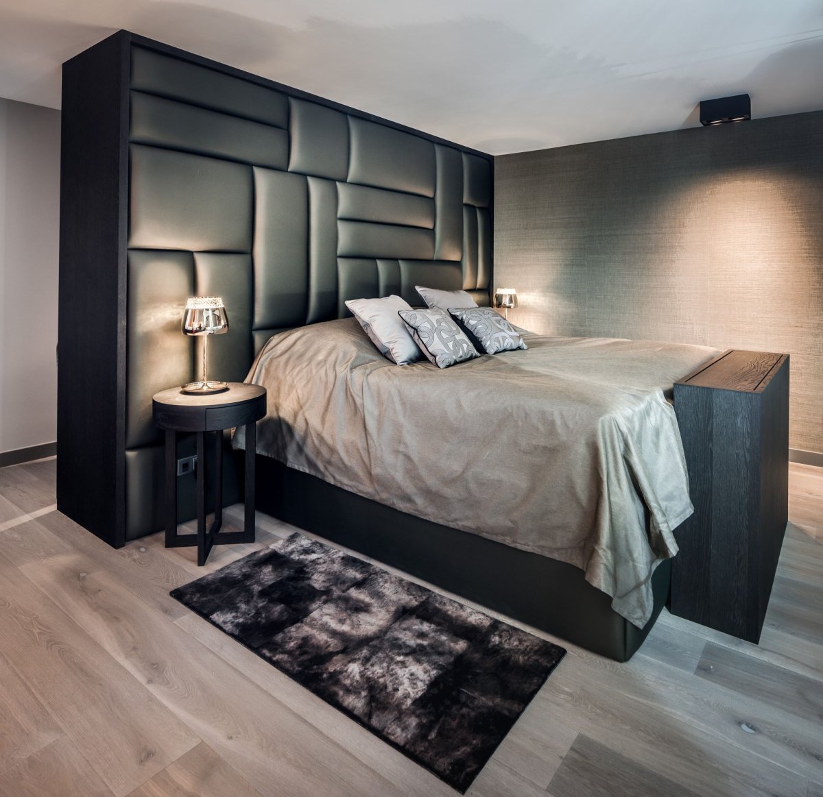 Интерьер спальни с гардеробной в изголовье кровати